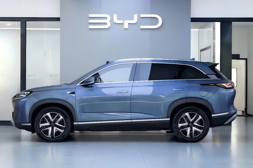 Inteligentní jízdní verze BYD SEAL 07 DM-I s odhadovanou počáteční cenou 250 000 juanů a očekává se, že brzy zasáhne trh, dorazila na obchodní zastoupení.
