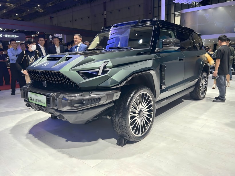 2025 Shanghai Auto Show: The Mengshi 917 Jiaolong Battle Armor Long - Edition je cena za 1,098 milionu juanů a je omezena na 199 jednotek.