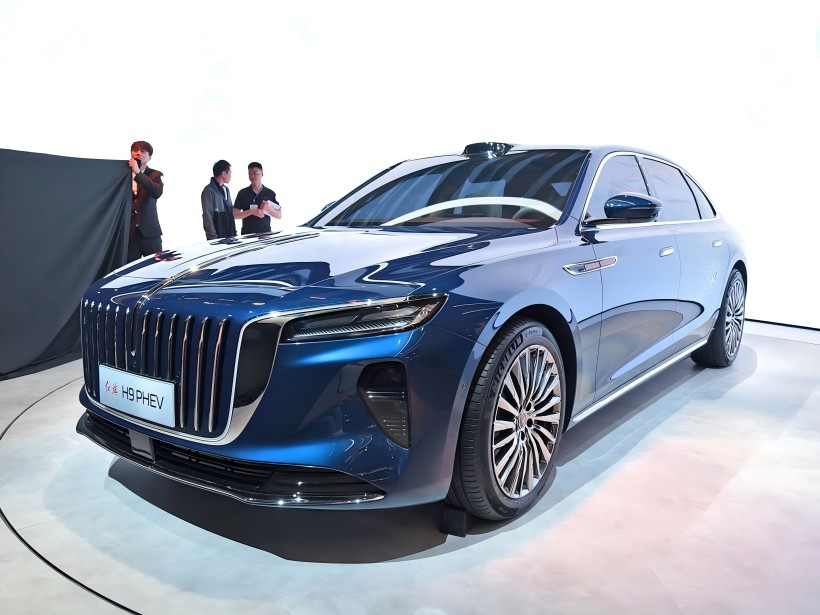 Ve druhé polovině roku 2025 bude spuštěn Hongqi H9 PHEV, poháněný zástrčkou 2,0T - v hybridním pohonném ústrojí a vybavený aktivním odpružením.