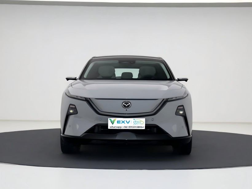 Očekává se, že Mazda EZ - 60 zasáhne trh do konce srpna. Nabízí jak čisté - elektrické i rozšířené - pohoří. Interiér je také vybaven dvojitým nastavením obrazovky.